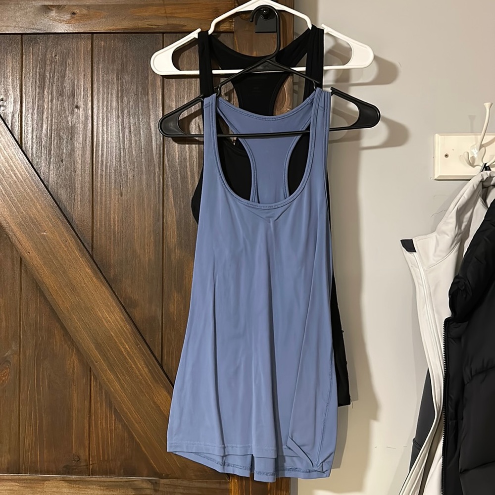 2 pack!! 90 degree black and periwinkle workout tank tops